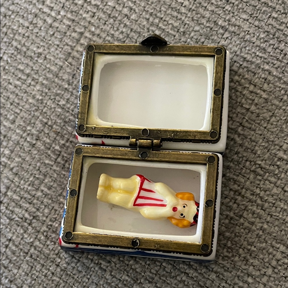 Colorful Bath House Trinket Box with Figurine - Picture 7 of 7